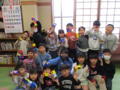 完成した折り紙と一緒に集合写真