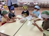 野菜の皮をむいたり、切っている様子