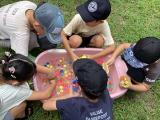 ゴムボールすくいを楽しむ様子