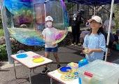 シャボン玉で遊ぶ様子