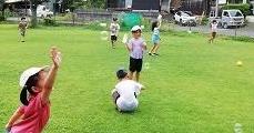 園庭にて走り回る様子