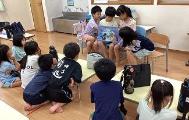 子ども達が紙芝居を読んでいます