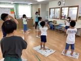 新聞紙を使ったゲームの様子