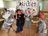 ピエロや天狗のお化けになりきっています