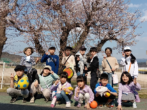 桜の木の下で集合写真