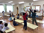 体を動かしてゲームをしています