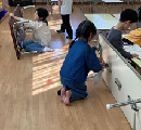 机を丁寧に拭いています