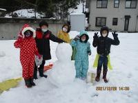 雪だるまと一緒に集合写真を撮りました