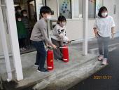 水消火器を体験しています