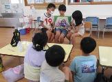 子ども達が紙芝居を上手に読んでいます