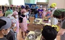 煮込む様子をみています