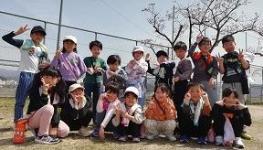 春休みの校庭での集合写真です