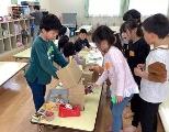手作りのおもちゃでお店を出しています