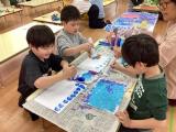ポンポン絵の具で鱗作りをしています