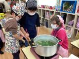 コンソメスープに野菜を入れています