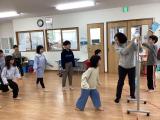 韓国語でだるまさんがころんだの遊びをしています
