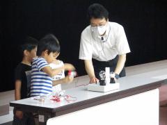 実験、電気は点くかな？