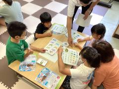 公共交通カードゲームをしています。