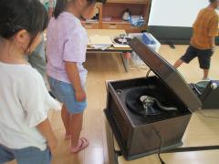 蓄音機で音を聞きました。