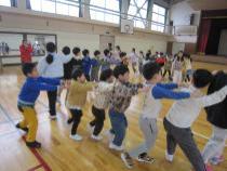 電車ごっこをする子どもたち