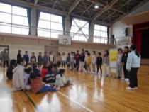 体育館で並んでいる子ども