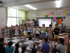 横1列に並んで手話を披露する子供たち