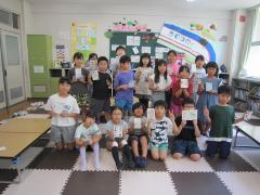 はがきを手に持ち集合写真