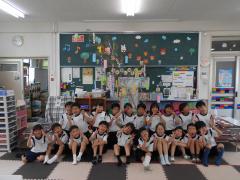 低学年が笹飾りの前で写真を撮りました