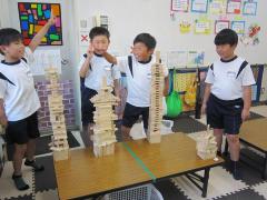 積み木であそんでいます