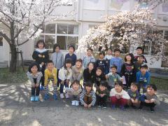 桜の木の下で笑顔いっぱいの子どもたち