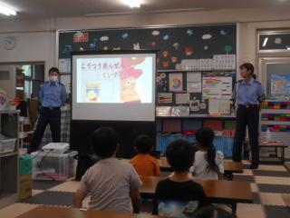 交通安全教室に参加し真剣にお話を聞いています。