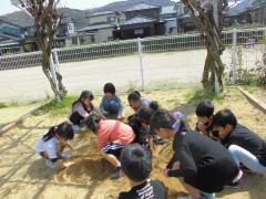 砂場で遊んでいる様子です。