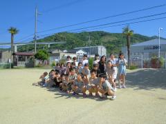 園庭で2年生の集合写真を撮りました。