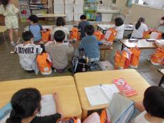 2年生は宿題の量も増えましたが、集中して静かに宿題をしています。