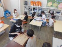 2年生がお部屋で将棋やボードゲームを楽しんでいます。