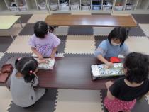 お部屋で手作りのまんからゲームをしています。