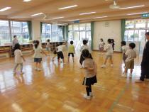 1年生がホールでドッチボールを楽しんでいます。
