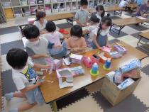 1年生も工作をしています