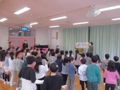 ホールにクリスマスソングが響きます