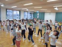 ダンスに合わせてプレゼント交換