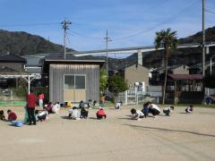 園庭の草むしりや石拾いもみんなで頑張ります