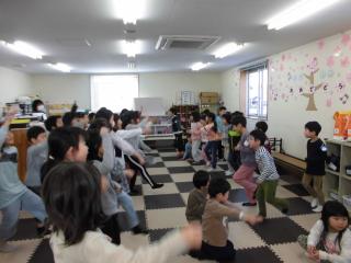 1年生の歓迎会の様子です。得意のダンスで盛り上がっています