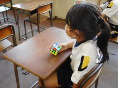 最近では、ルービックキューブに挑戦する子も増えました。