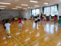 保育園のホールを借りてドッジボールをしています。