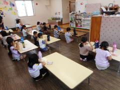 おやつの様子です。2部屋に分かれて生活しています。