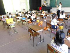 おやつの様子です。机を離し、距離を取るよう心がけています。