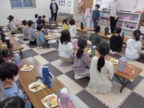 おやつを食べる前に姿勢を正して頂きますをしています。