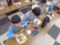 子供達が美味しそうにおやつを食べています。