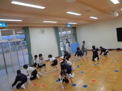 ホールでカードを裏返しながら数を競っています。