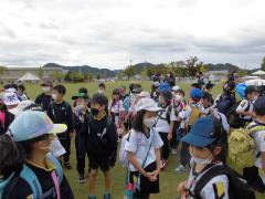 だるまちゃん広場でみんなで集まって何をして遊ぶか相談し合っています